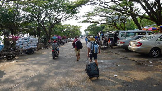 Wir kamen zwar später an als erwartet, aber der Gang rüber nach Thailand verlief dann völlig entspannt