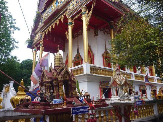 Tempel in Trat, man sieht gleich, wir sind wieder kurz in Thailand