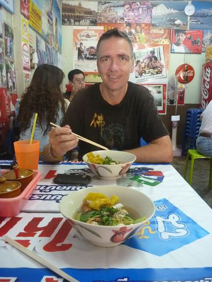 In Trat gibt es sehr gute Suppen (das war übrigens unser Frühstück!), hier mit Krebsfleisch, Garnelen, Tintenfischringen, Gemüse und und und