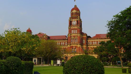 Ein erster Eindruck von Yangon, es gibt noch viele alte Kolonialbauten