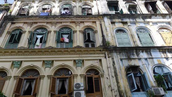 Viele Wohnhäuser haben noch schöne Stuckverzierungen