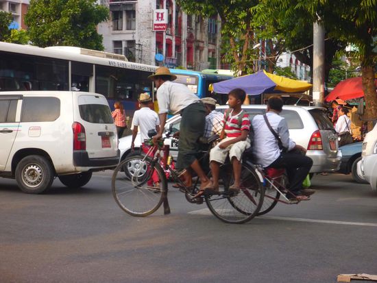 Aussergewöhnlich, in Yangon herrscht Mopedverbot. Dafür fahren viele Fahrradrikschas auf den Strassen