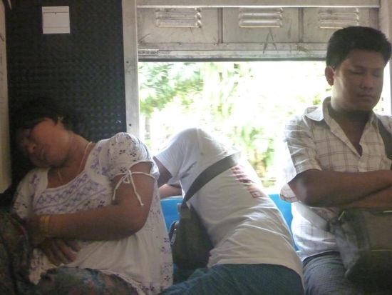 Immer wieder erstaunlich, kaum sitzen die Leute im Zug oder Bus, wird geschlafen. Und das in den unmöglichsten Stellungen