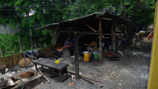 ......und extrem armselige Behausungen