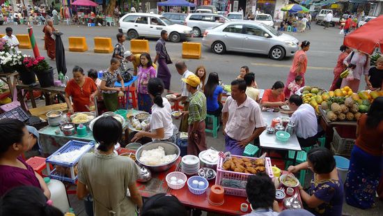 Am späten Nachmittag bauen die vielen Essensstände ihre Küchen entlang der Strassen auf