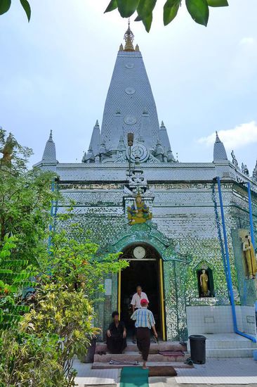 Die Sein Yaung Chi Pagode. Ein glänzendes Wunder aus Spiegel-Mosaik. Wir sahen sie als wir zur Shwe Dagon Pagode liefen.
