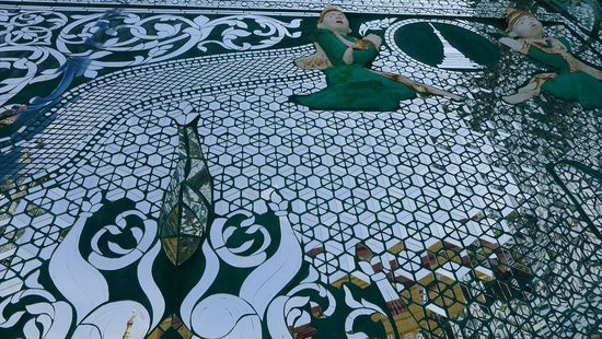 Die gesamte Aussenfassade besteht aus kleinen Spiegeln