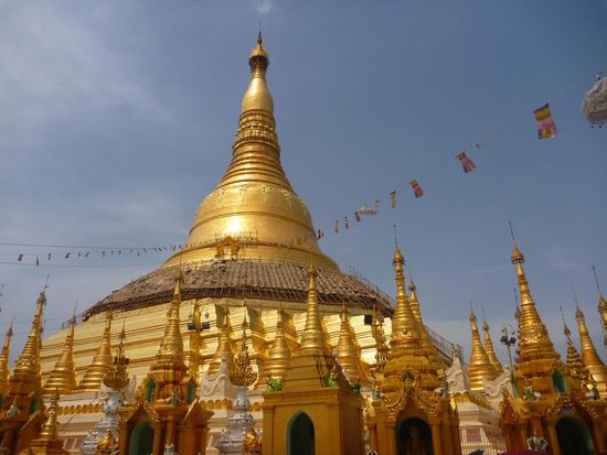 Die Shwe Dagon Pagode, eines der 3 wichtigsten Heiligtümer. Ein grosses Areal mit vielen Tempeln, Pagoden, Schreinen, Statuen usw.