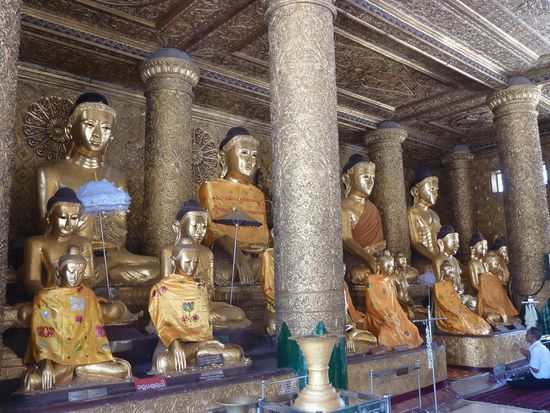 In jedem Gebäude viele viele Buddhastatuen unterschiedlicher Grösse und Haltung