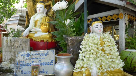 Der Duft der Jasminblütenketten mit dem die Buddhas geschmückt werden begleitet einen die ganze Zeit