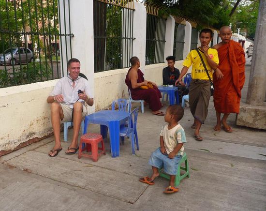 Der Kleine sitzt bequem, für Oliver eher fakirartige Akrobatik. Die Strassenstände sind grundsätzlich mit Kinderstühlchen und Tischen ausgestattet. Das spart halt Platz beim Zusammenstapeln und man bekommt mehr Tische auf weniger Fläche.Man stelle sich das einmal in einem Restaurant in Deutschlnd vor.Wäre doch der Brüller,oder ?