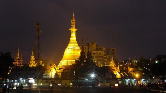 Blick auf die Sule Pagode bei Nacht