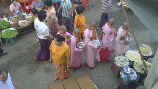 Besonders morgens, aber auch während des Tages sieht man immer wieder Mönche und Nonnen Almosen sammeln