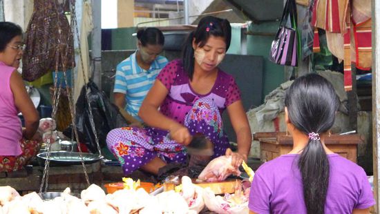Hauptsächlich Frauen und Kinder haben die gelb-weisse Thanaka Paste im Gesicht, aber man sieht es auch bei Männern.  Jeder trägt sein eigenes Muster auf
