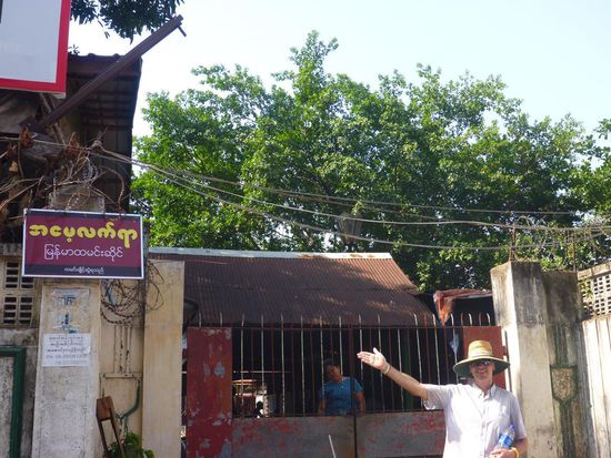 Touristen kaufen ihre Bahnkarten in einem gut versteckten Gebäude hinter dem Hauptbahnhof