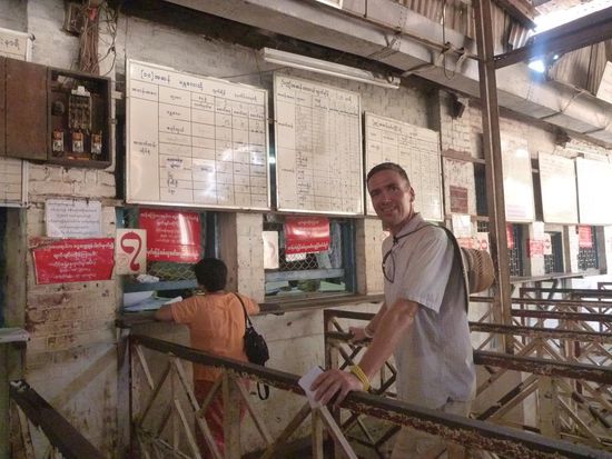 Dafür ist die Schalterhalle wahnsinnig gross. Und man muss aufpassen, gut trainiert hält unsereiner den Diskretionsabstand ein, schwupp, nutzen Einheimische die Lücke und stellen sich ganz selbstverständlich vor einen