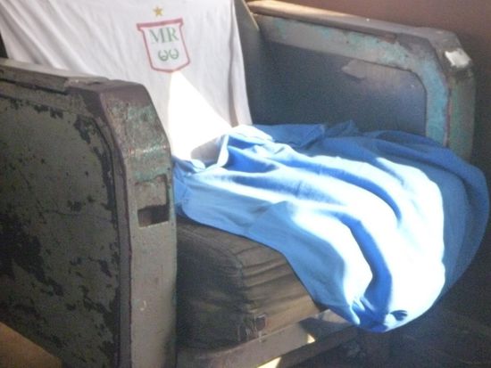 Der klassische Sitz der höheren Klasse im Zug. Die Rückenlehne unverstellbar in Liegeposition, schön wenn die Sitzfläche noch fest verankert ist - da wussten wir noch nicht, es kann noch "besser" werden