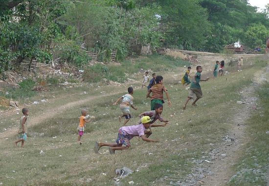 Kinder aus den Dörfern an denen man vorbeifährt, warten darauf, dass ihnen die Reisenden Süssigkeiten aus dem Zug zuwerfen