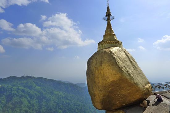 Der berühmte Golden Rock, eines der wichtigsten Heiligtümer in Myanmar