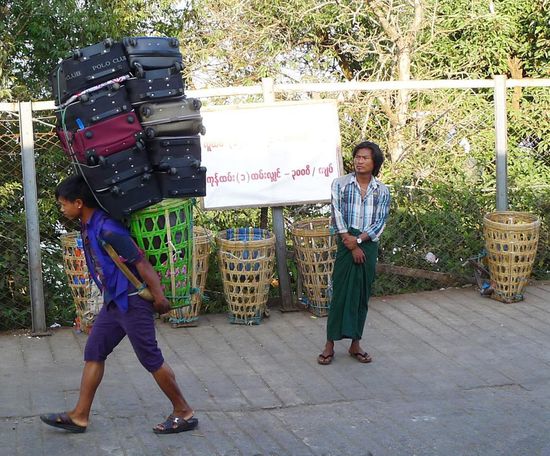 Träger schleppen das Gepäck der Gäste die im Hotel ( 100 US $ pro Nacht) auf dem Berg wohnen herauf. Hut ab, kann man da nur sagen