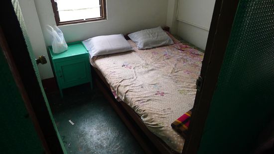 Ein Bett das aussieht als hätten schon zig Leute vor einem darin gelegen, ein Zimmer das eigentlich keins ist, da möchte man nur noch raus statt rein