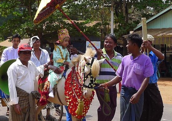 die kleinen Jungen wie Prinzen aus einem Bollywood Film gekleidet