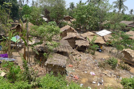 Kaum vorstellbar, aber die normalen Dörfer an denen man vorbeifährt sind immer nur eine Ansammlung von Bambus- und Holzhütten