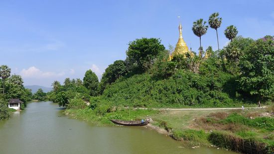 Flussläufe, Palmen und immer wieder golden glänzende Tempelanlagen