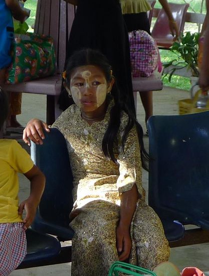 Auch die Kinder sind kunstvoll mit Thanaka Paste eingecremt