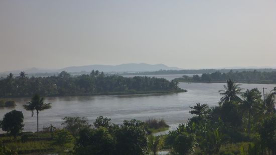 Blick auf die Flusslandschaft nahe Mawlamyine