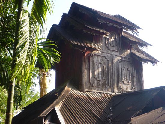 Rechts und links entlang des langen Treppenaufstieges sieht man schöne Klostergebäude aus Holz