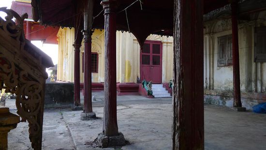 und alte Säulenhallen. Die Touristen die den Aufstieg scheuen und sich mit Taxis zur Pagode fahren lassen, verpassen das Beste