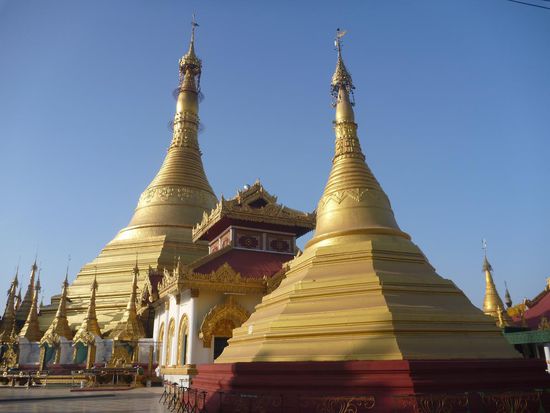 Einige Stupas von vielen der Pagode. Ein herrlicher Komplex....