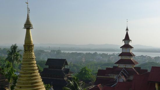 .....mit traumhaftem Blick über den Fluss, umliegende Pagoden und die Stadt