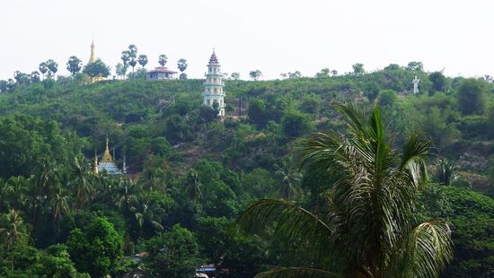 Auch auf der Fahrt nach Bago begeistern uns immer wieder die schönen Pagoden und Tempel die überall entlang des Weges stehen