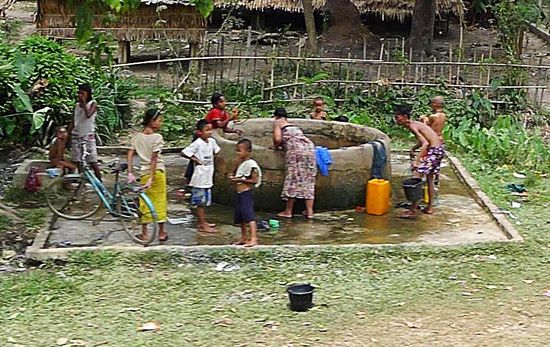 Ein typisches Bild, an grossen Brunnen "duschen" sich die Menschen und waschen ihre Wäsche