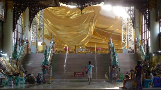 Auf dem Weg zum  liegenden Buddha in der Swethalyaung Pagode in Bago