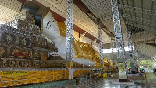 Im Vergleich zu diesem riesigen Buddha (55m lang, 16m hoch) wirkt Oliver winzig