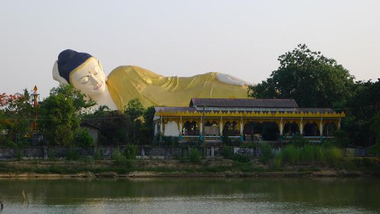Noch schöner und grösser ist der Mya Tharlyoung Buddha (90m x21m)