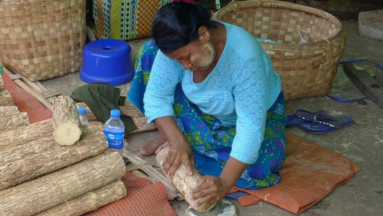 ....mit Wasser auf einem Schleifstein angerieben und oft noch mit einigen geheimnisvollen Zutaten vermengt wird dann das Schönheitsmittel daraus