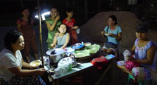 Abendessen in einem Strassenlokal bestehend aus einem kleinen Tisch uns ein paar Höckerchen. Alle hatten viel Spass und die Frauen bestanden auf Erinnerungsfotos