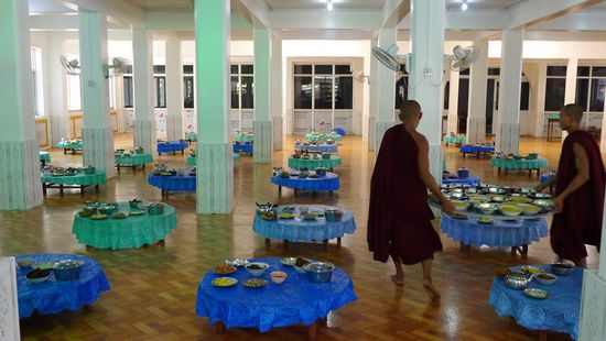 Die Tische werden mit den selbst vorbereiteten Speisen gedeckt