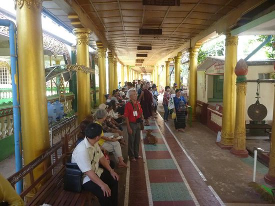 Die hauptsächlich thailändischen Besucher werden entlang des Weges, den die Mönche beschreiten, verteilt