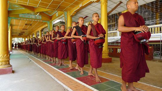 Es ist schon beeindruckend, wenn eine unüberschaubare Zahl an Mönchen in einer Reihe an einem vorbeischreitet