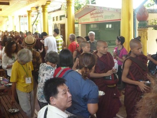 Mit reichlich Geld- und Sachspenden versehen erarbeiten sich die Mönche den Weg durch die Massen