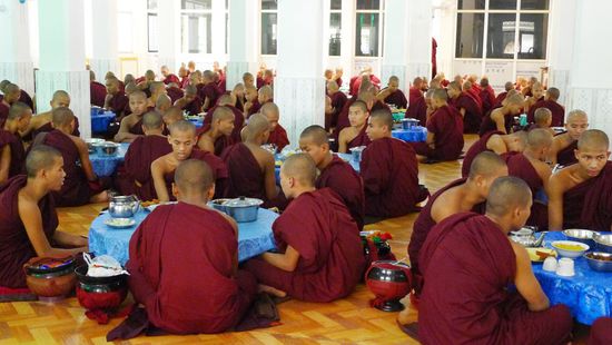 An den reich gedeckten Tischen (das sah wirklich gut aus, leider wurden wir nicht eingeladen) wurde vor dem Essen gebetet