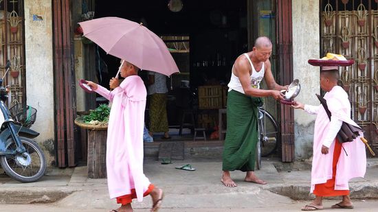 Diese Art der Almosengabe gefällt uns persönlich besser. Mönche bzw. Nonnen ziehen durch die Strassen und bekommen von Einheimischen ihre Almosengefässe gefüllt