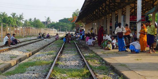 An den Bahnhöfen ist immer viel los, ein fester Sitzplatz ist von Vorteil. Zumal Anstehen hier nicht gilt, wer sich zuerst ins Abteil gekämpft hat, sitzt.