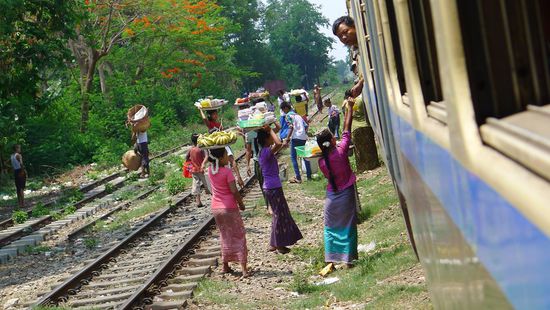 Bei jedem Stopp kommen Händler in den Zug oder verkaufen ihre Waren durchs Fenster