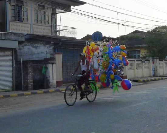 Luftballonverkäufer in Toungoo